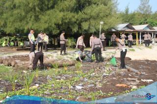 Bersihkan Sampah Di Area Pantai Pasir Putih Dan Pantai Selat Baru
